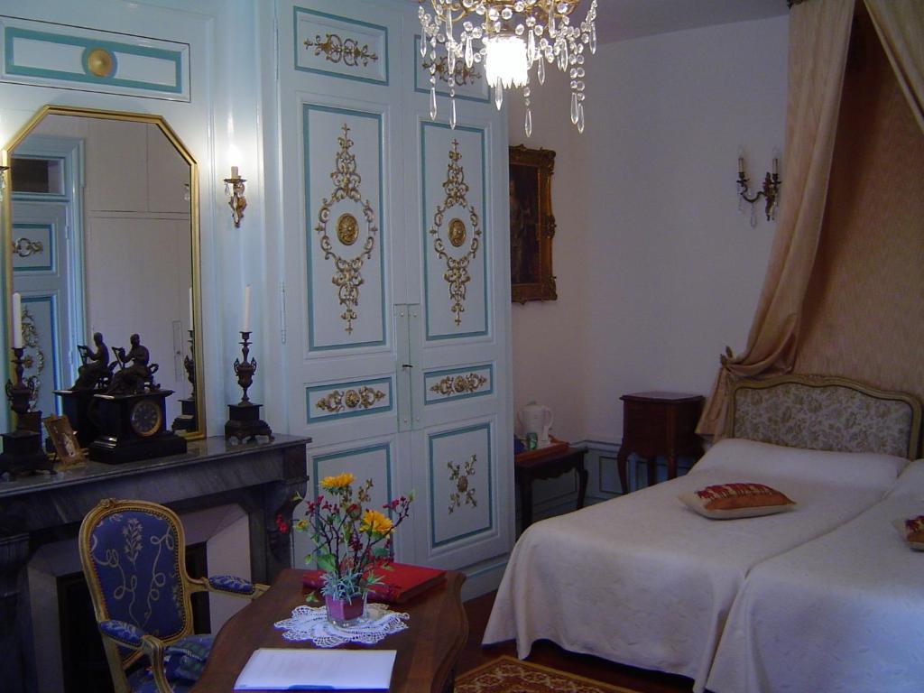 Chateau De La Chapelle Des Bois Fleurie Room photo